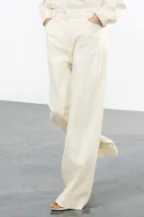 Camisa color crema de algodón y lyocell, de corte recto, con cuello solapa, manga larga con puños y bolsillo de parche en el pecho.