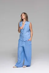 Pantalón celeste con rayas verticales blancas, de corte palazzo y cintura elastizada en la parte trasera.