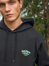 Hoodie negro con capucha y manga larga. Estampado en la espalda con un sol, una luna y el texto "Bronze Salon".
