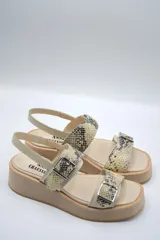 Sandalias negras de cuero con plataforma beige y doble tira con hebilla.