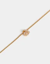 Cadena corta dorada con dije de corazón con strass y cierre de mosquetón.