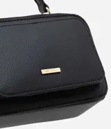 Bolso bandolera negro con correa de mano fija y asa larga ajustable desmontable. Cuenta con bolsillo delantero y cierre por cremallera.