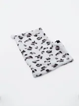 Gorro con capucha de felpa suave, color blanco con estampado animal print en tonos grises y negros.