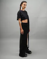 Remera corta negra de mangas cortas con corte irregular en el ruedo.