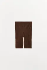 Shorts tipo ciclista color marrón, semitransparentes, de tiro alto y cintura elástica.