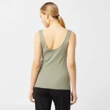 Musculosa verde oliva de algodón con cuello redondo y sisas anchas.