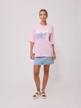 Remera color crudo con estampado frontal y trasero con la leyenda "Surf Girl Rusty". Corte oversize y confeccionada en algodón.