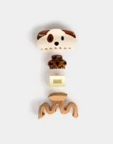 Set de cuatro broches para el pelo de diferentes formas y tamaños: broche con forma de perro, broche con estampado animal print, broche rectangular y broche con forma ondulada.
