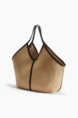 Bolso shopper de paja de plástico trenzada color beige con detalles en tejido revestido negro. Asas estrechas, correa fina en la parte superior y bolsillo interior con cierre.