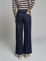 Pantalón de denim azul oscuro de corte ancho y tiro alto.
