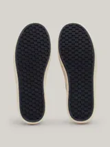Zapatillas Tommy Hilfiger de lino orgánico color azul marino, con suela de goma color crema y logo TH bordado en dorado.