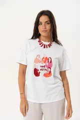 Remera blanca de algodón y poliéster con cuello redondo y estampado de mujeres tomando vino y la frase "Wine Not?".