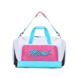Bolso deportivo tipo duffel bag, predominantemente blanco, con detalles en rosa vibrante, azul celeste y negro. Presenta el texto "Miami" en cursiva sobre un panel rosa en el centro. Cuenta con asas de mano y correa ajustable para hombro.