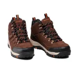 Bota de senderismo Skechers Relaxed Fit Relment Pelmo, color marrón, con cordones, capellada de gamuza, material sintético y malla impermeable. Cuenta con plantilla acolchada Skechers Air-Cooled Memory Foam y suela de goma flexible con dibujo de tacos y alta tracción.