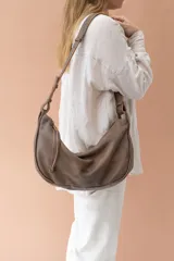 Cartera bandolera marrón de cuero con correa ajustable.