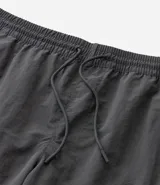 Bermuda cargo para hombre, color negro, confeccionada en tejido tecnológico de poliamida. Presenta cintura elástica con cordón ajustable y bolsillos laterales funcionales.