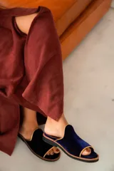 Sandalias Agnes Lenoble de terciopelo azul con ribete dorado y plantilla de cuero marrón.