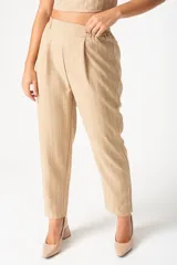Pantalón color beige con finas líneas verticales blancas, tiro alto y corte palazzo.