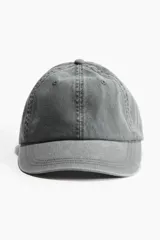 Gorra gris de sarga de algodón con ojales bordados, trabilla ajustable y cierre de metal en la parte trasera.