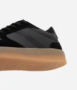 Championes urbanos de corte bajo, color blanco con detalles en gris y negro. Confeccionados en material sintético con recortes efecto gamuza y suela de látex color caramelo.