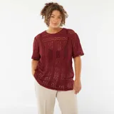 Camiseta de manga corta color borgoña, confeccionada en tejido de encaje floral.