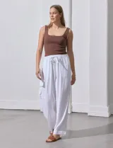 Pantalón blanco de corte ancho con cintura elastizada y cordón ajustable.