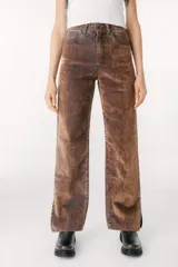 Pantalón de jean celeste de corte recto con aberturas en el ruedo.