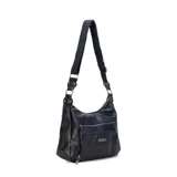 Bandolera marrón de símil cuero con correa larga regulable. Tiene dos bolsillos frontales con cierre, apertura superior con cierre, bolsillos internos con cierre y abiertos, y un bolsillo trasero con cierre.