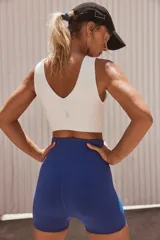 Top deportivo corto color rojo, con escote en V y espalda deportiva.