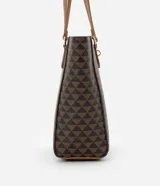 Bolso shopper grande de cuero sintético color marrón con estampado de triángulos negros. Tiene doble asa de mano color marrón, cierre superior con cremallera y detalle de candado decorativo dorado.