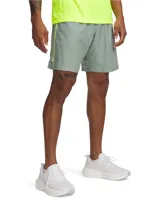 Short deportivo Under Armour color gris con logo de la marca en amarillo flúor en la pierna izquierda.
