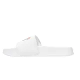 Ojotas blancas con logo de New Balance color cobre en la tira superior. Suela con agarre para evitar deslizamientos.