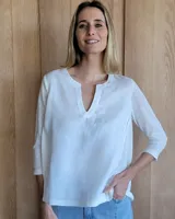 Blusa blanca de lino con escote en V y mangas 3/4.