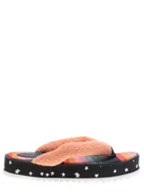 Sandalias de plataforma con base de goma negra con estrellas blancas, plantilla con rayas de colores y tiras de toalla color salmón.