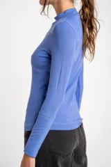 Polera de morley eco-vero color lila, de calce ajustado y mangas largas.