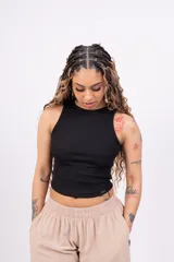 Top corto color marrón topo, de corte ajustado y breteles anchos.