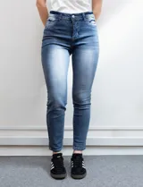 Jean skinny de denim azul con efecto lavado. Pretina con pasadores, botón y cierre. Delantera y trasera con bolsillos.