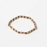 Pulsera elástica con cuentas rectangulares de madera marrón alternadas con cuentas doradas.