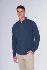 Remera polo piqué de manga larga, con cuello y botones personalizados, diseñada para un ajuste cómodo.