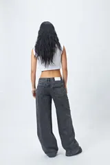 Pantalón de jean gris oscuro, tiro bajo, corte baggy y doble bolsillo.