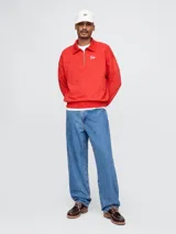 Buzo rojo de algodón con cuello tipo polo, medio cierre con cremallera y logo de Gap bordado en blanco en el pecho.