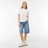 Camiseta blanca de algodón con estampado frontal de la lengua de los Rolling Stones en tonos rosa y amarillo.