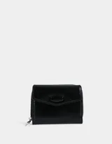 Billetera negra de cuerina con efecto acharolado, solapa con broche y cierre perimetral con cremallera.