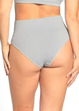 Bombacha de tiro alto estilo culotte, confeccionada en tejido rib (acanalado) de color gris claro.