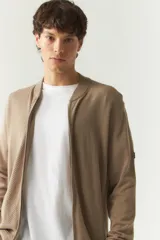 Campera tejida color beige con textura en el frontal, escote redondo y puños.