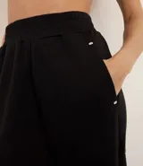 Pantalón deportivo tipo jogger confeccionado en microfibra pesada compuesta por viscosa certificada. Cuenta con cintura elástica y bolsillos laterales.