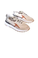 Championes urbanos color beige con detalles en animal print, blanco y marrón.