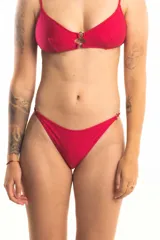 Bombacha de bikini vedetina color rojo, con laterales regulables.