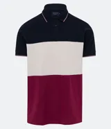 Polo de hombre de corte regular, confeccionada en algodón, con cuello clásico, mangas cortas y diseño de bloques de color: azul marino en la parte superior, blanco en el centro y rojo borgoña en la parte inferior.