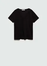 Camiseta celeste de lino con cuello en V y mangas cortas.